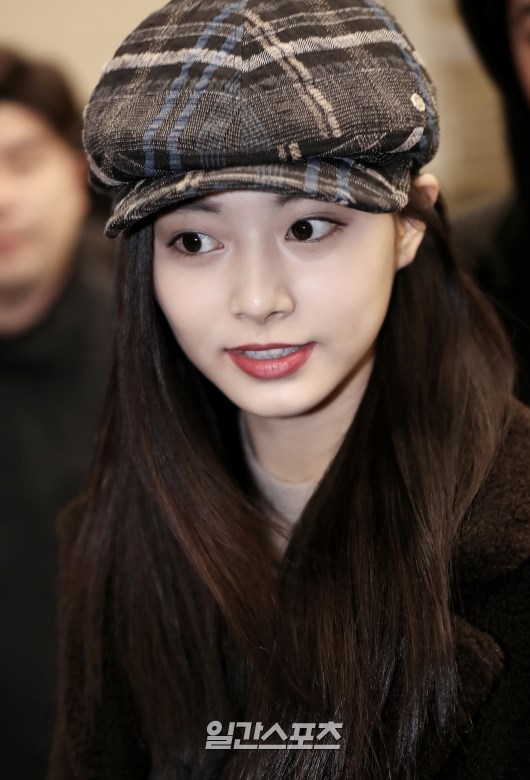 TWICE Tzuyu shining with her natural beauty at airport – INTO K-POP